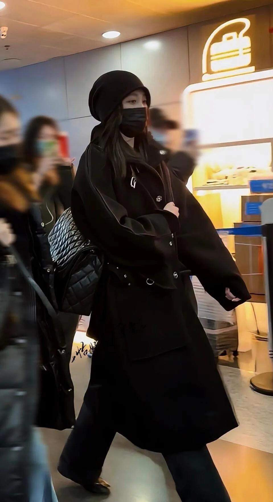 关晓彤这波街拍帅炸了！全黑look酷飒值拉满，廓形大衣自带气场，走路带风的样子谁