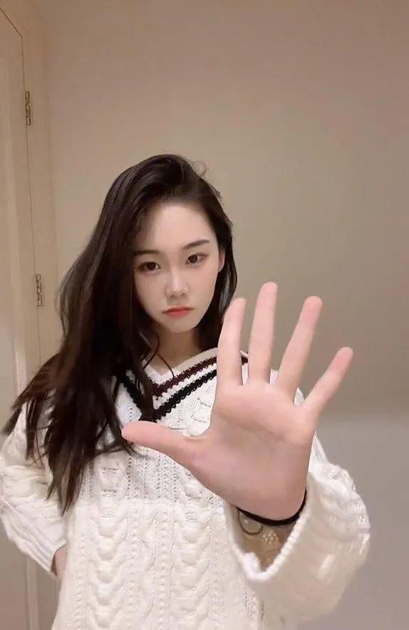 曝郑恺小姨子刷他卡买8万包引家变？本人火速回应：从来没花过他们的钱！近日，有爆