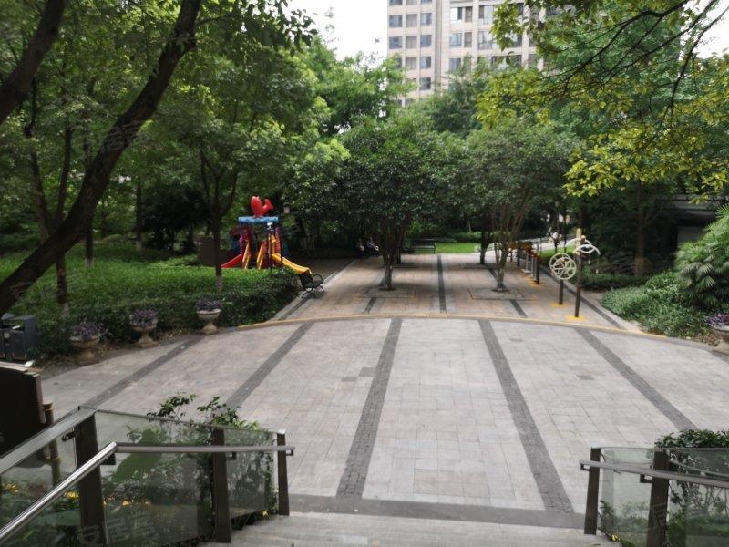 4月27日，重庆某小区发生了让所有家长后背发凉的一幕——一个五六岁的男童，竟然翻