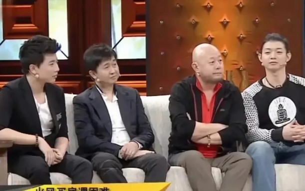 2002年，付笛生看中了两套相邻别墅，拉着火风去买房，自己付好款了，火风却迟迟不