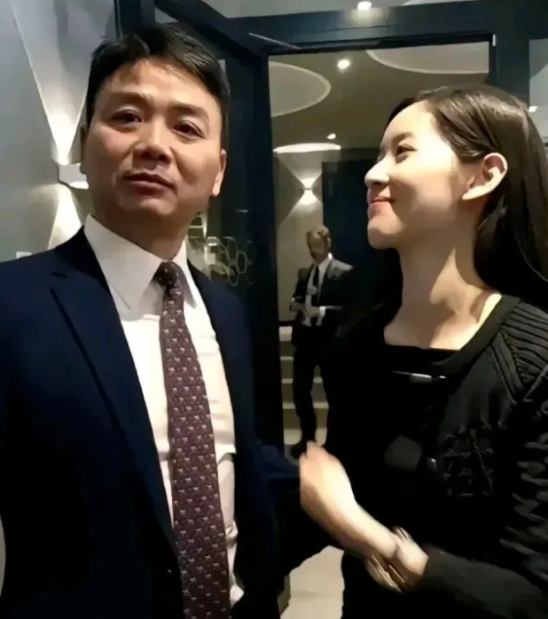 刘强东这次回家直接发几千万，现在最后悔的会是谁？人家龚爸妈也没有后悔，以为