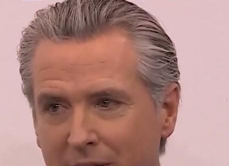 美国这个国家太魔幻了，当自家的总统去参加慕尼黑安全会议时，加州州长直接拆台。