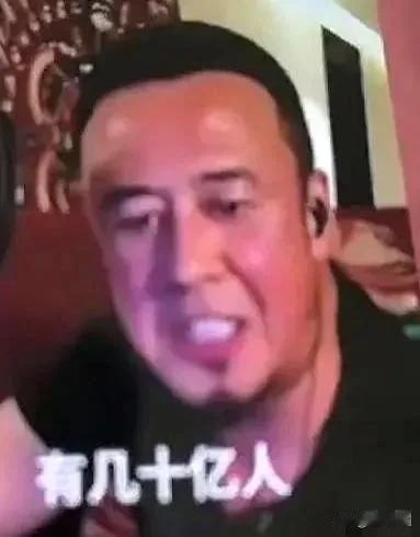 杨坤，直播间对着：镜头咆哮！杨坤在直播间拍桌而起，涨红着脸对着镜头咆哮：“全