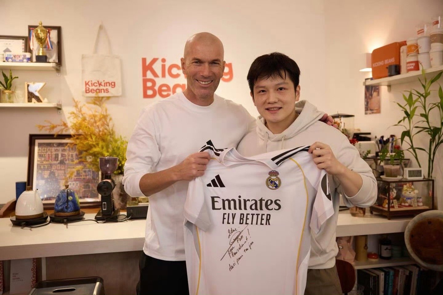 樊振东齐达内互赠礼物樊振东发文：亲爱的齐祖，谢谢你暖心的礼物，希望你也喜欢我送