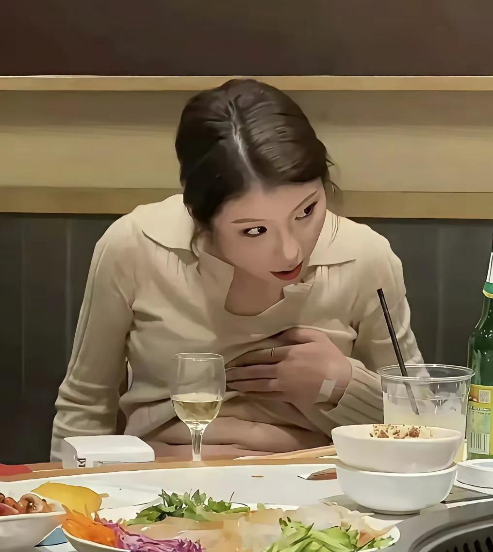 美女小姐姐说她有六块腹肌，一秀出来好像说的也没错。