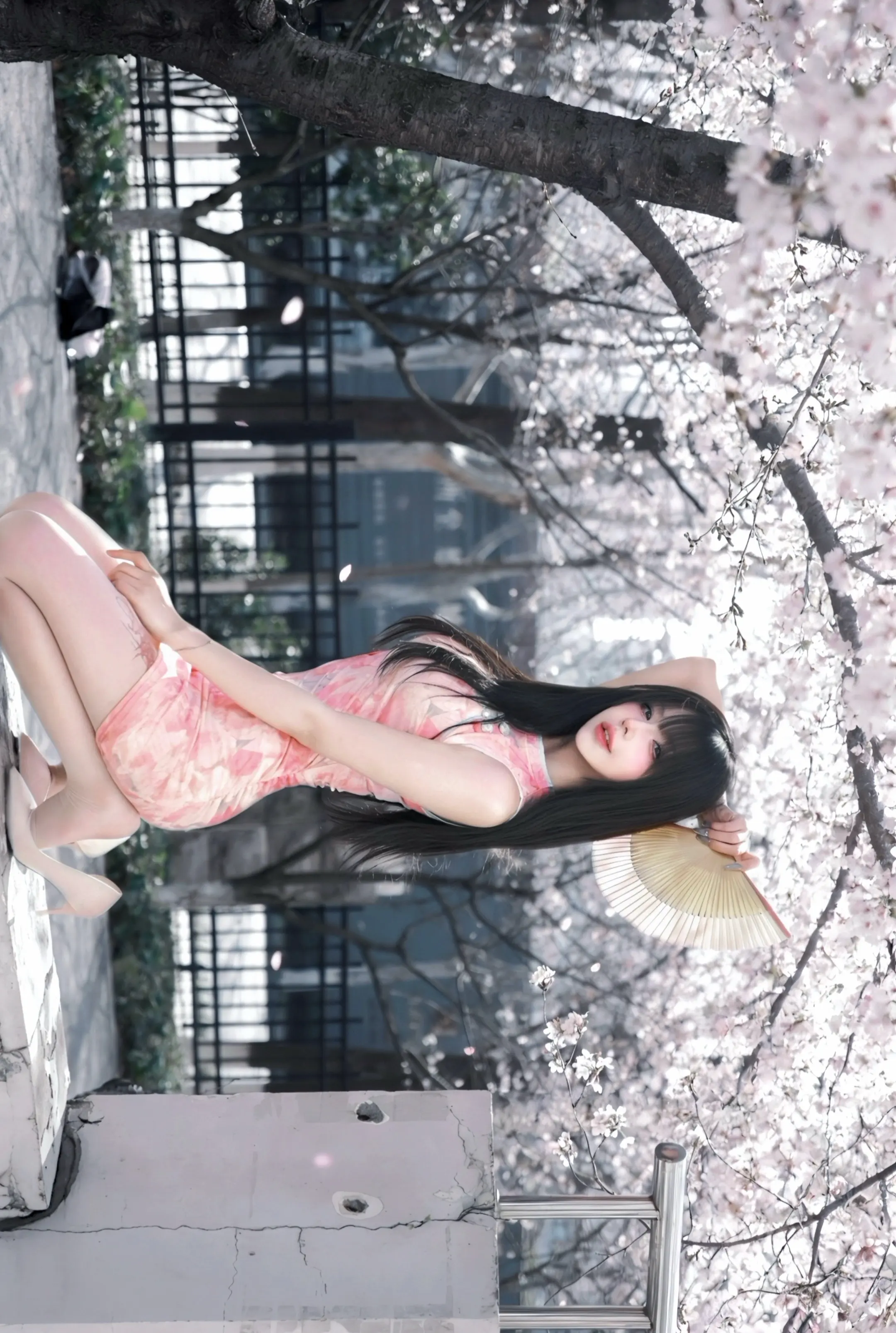 你一笑，春天就碎成了樱花雨。     摄影老婆