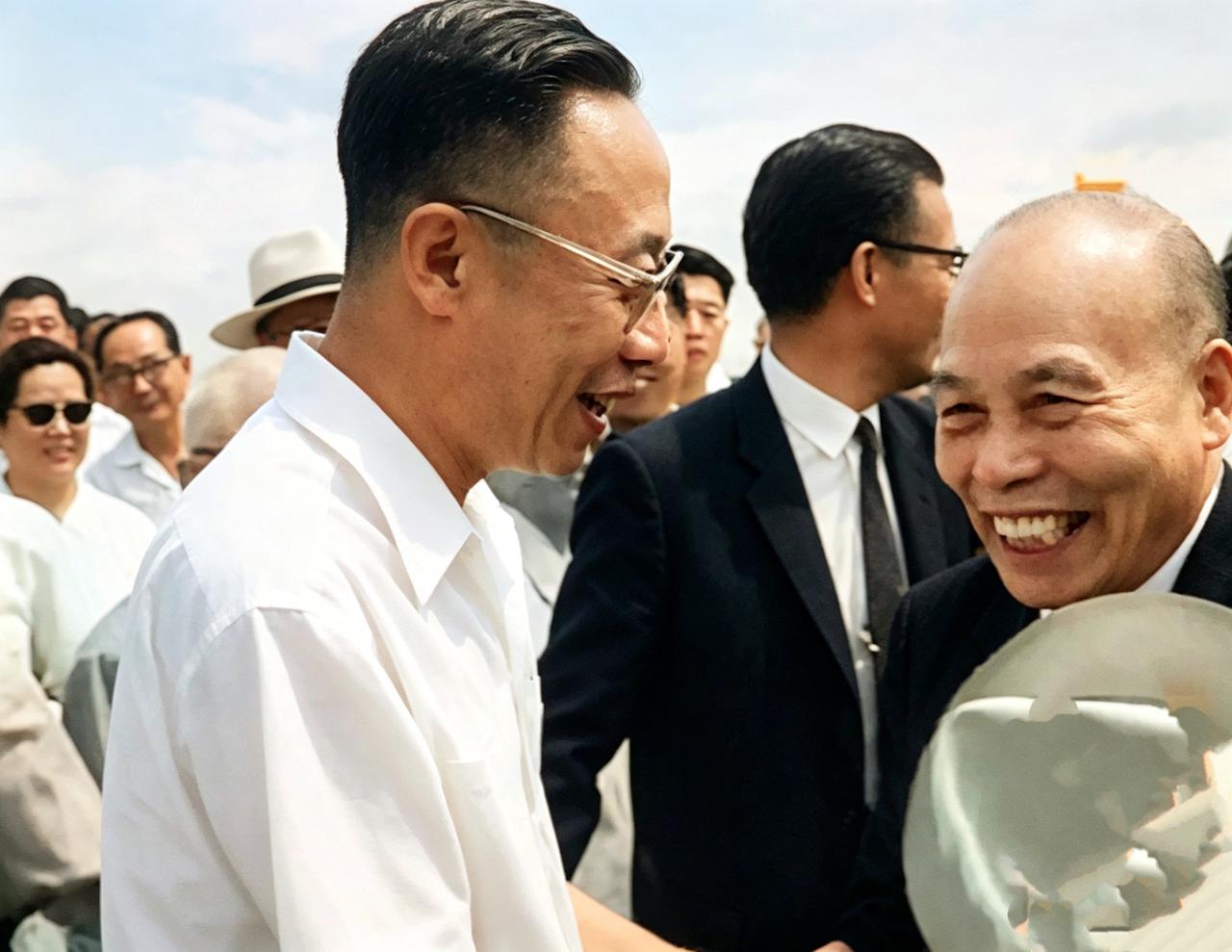 下图是中华民国代总统李宗仁和末代皇帝溥仪的合影，照片被拍下的时间是1965年7月