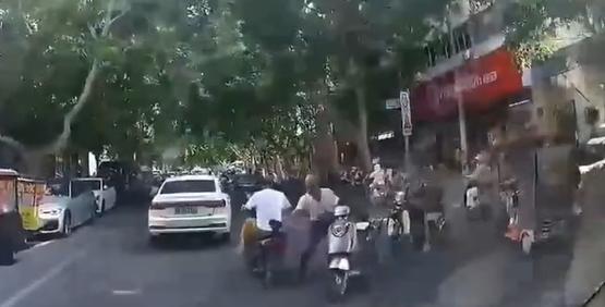 在一个路口，一位大爷骑着电动车逆行，一路行驶、一路寻找“猎物”。一位小伙子骑电动