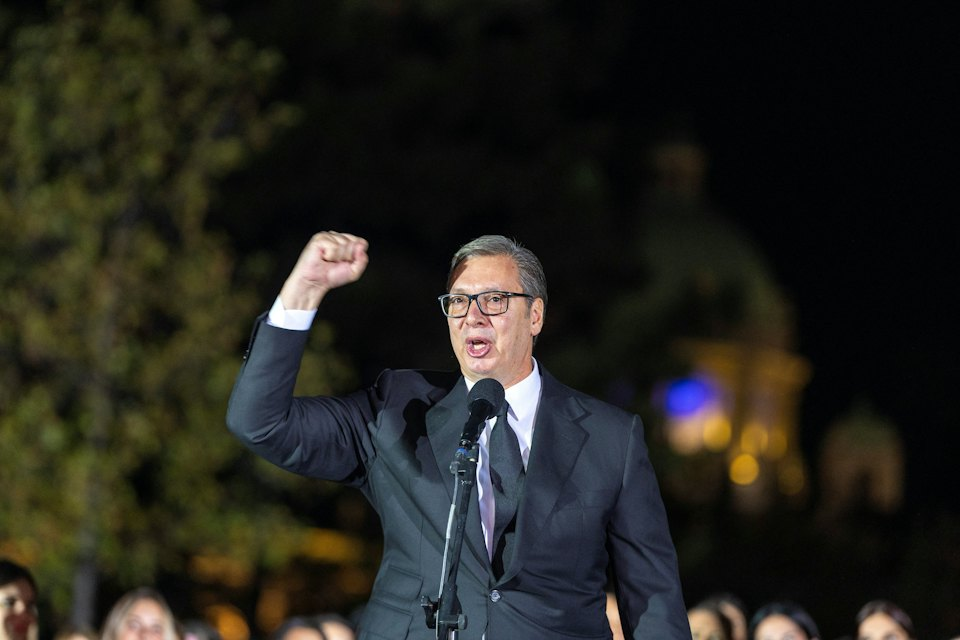 武契奇说到做到，宣布提前卸任塞尔维亚总统，表面上是回应诺维萨德火车站事故引发的长期抗议，实则是经过深