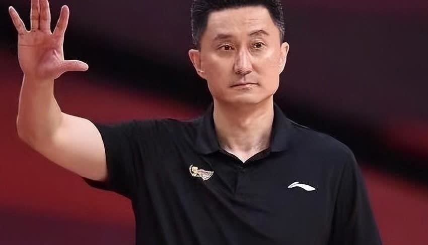 杜锋冲进场内，几乎要跟裁判动手了。他手下的新中锋焦泊乔，捂着脸，满面是血。