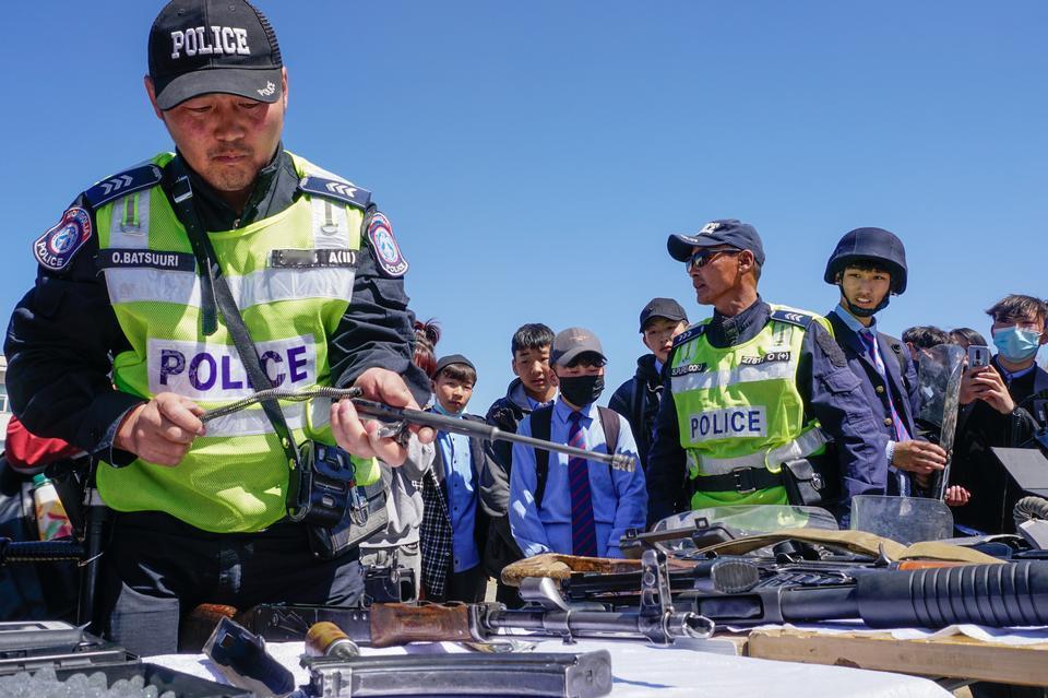 蒙古警察开放日展示轻武器，一名警察在拆解akm