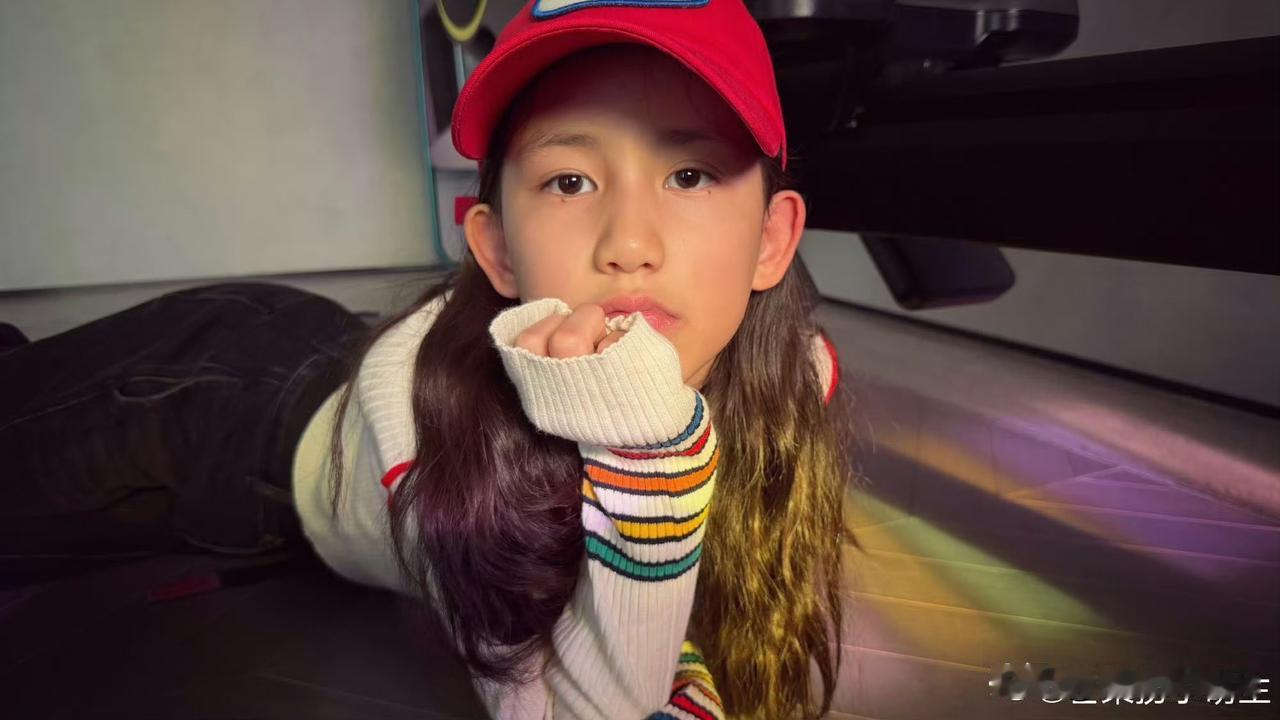 瞒不住了黄磊估计后头痛的了本以为多多已经完美继承爸妈的美貌，没想到他的二女儿