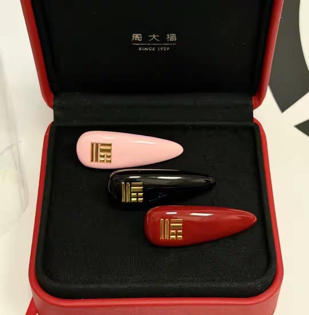 惊呆！周大福新款镶金发夹卖2080元，黄金竟只有0.42克，主体还是不锈钢材质，