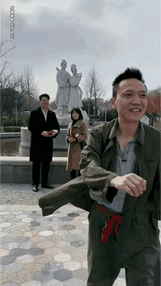 小伙子挽着裤脚从年轻的夫妇身旁经过，凝思间忽然发现一支抽了两口的香烟落在年轻夫妇