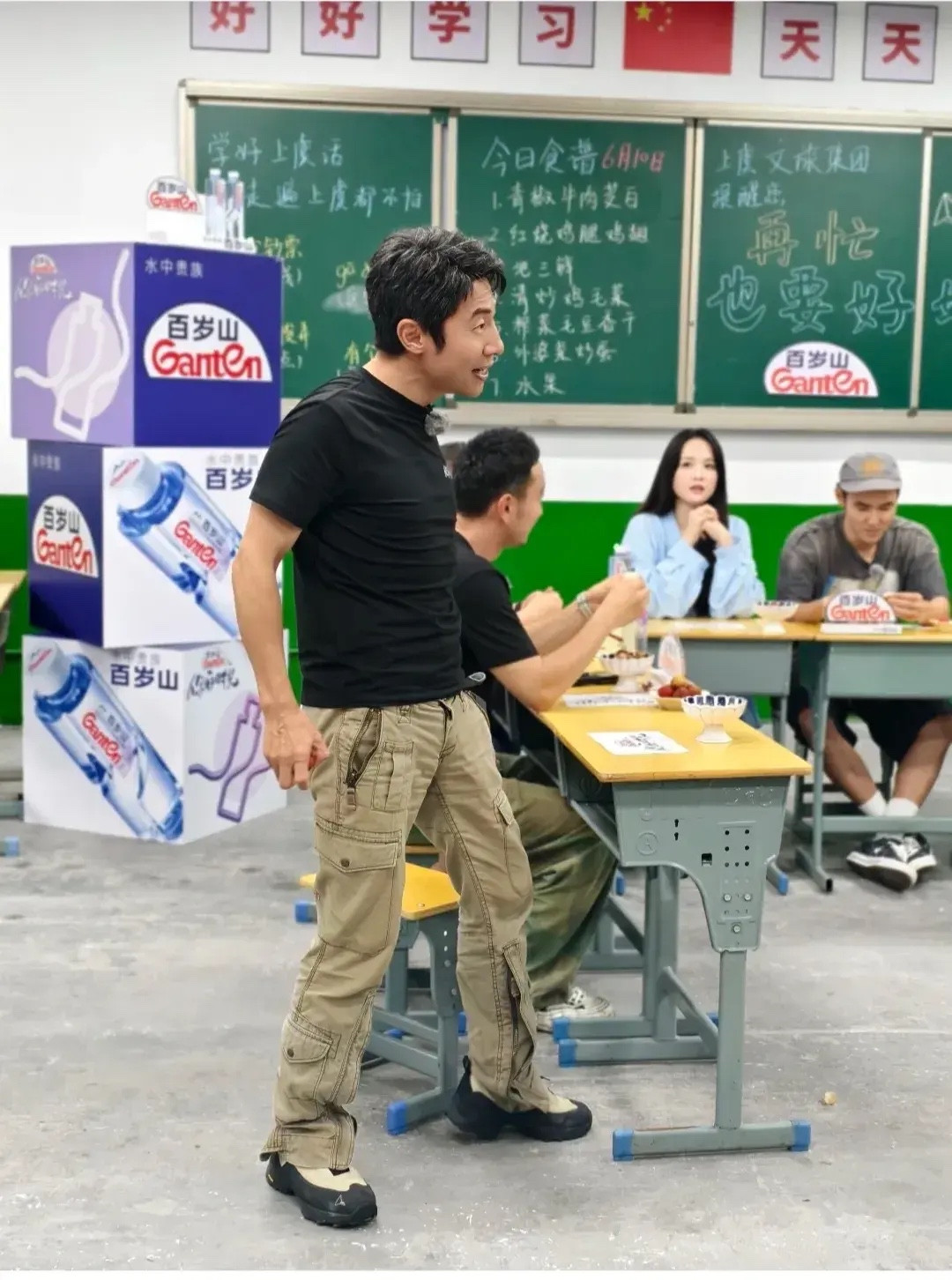 撒贝宁这个表情好幽默啊！非常有喜剧感