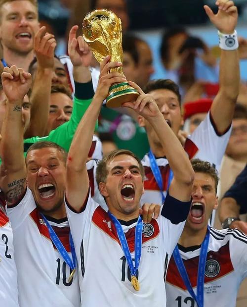 在足坛有俱乐部和国家队关系的话：拜仁兴则德国兴尤文兴则意大利兴皇马巴萨兴则