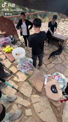 泪目了！河南一游客登山口渴难耐，碰巧看见补给站有水卖，结果手机没信号、身上又没现