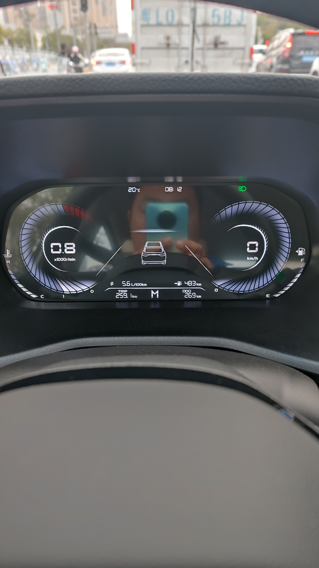 冠军版手动帝豪昨天提的，油耗最低5.6了，手动挡看着还行，一天就熟练了，动力也