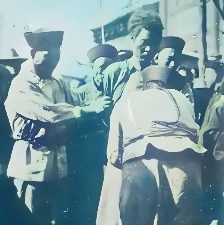 1905年4月20日，颐和园。慈禧御审了名噪一时的康小八。不料，康小八见到慈