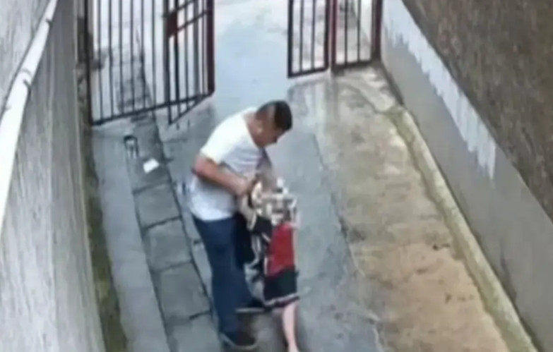 原来这个男的不是本地人，小女孩家是租户，更心疼她了。他极可能流窜作案。娄底事发