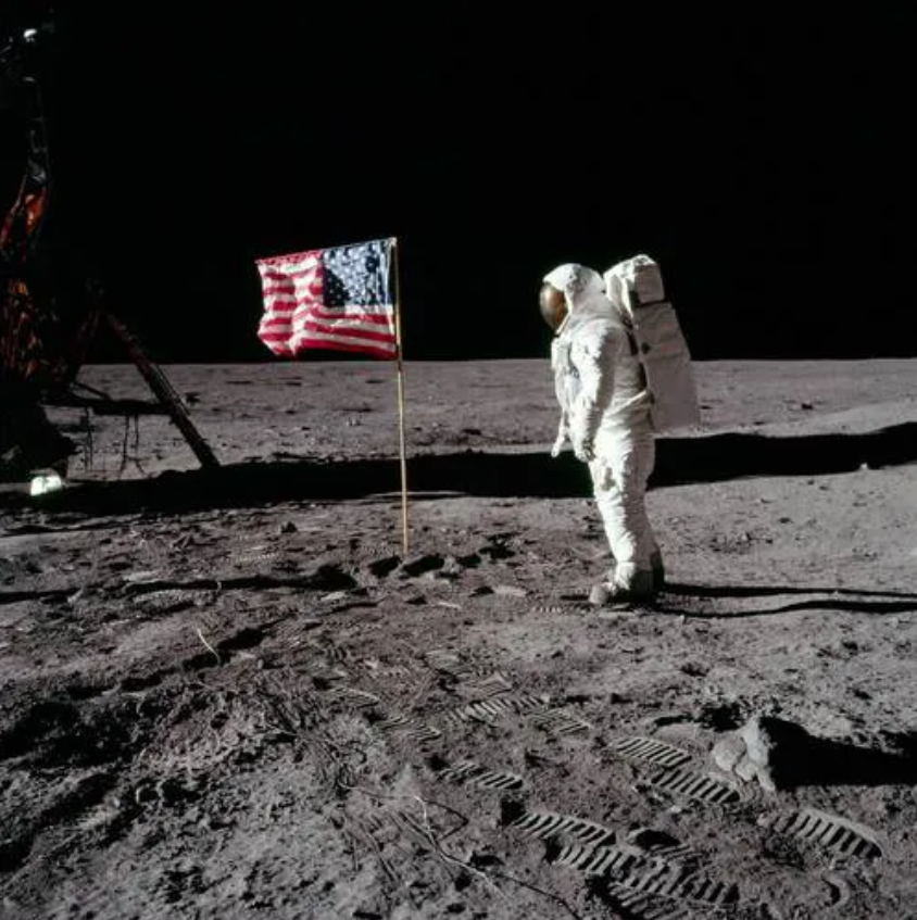 46年前7月20日人类第一次登月成功。踏上月球的第一步，华波罗11号指令长，阿姆