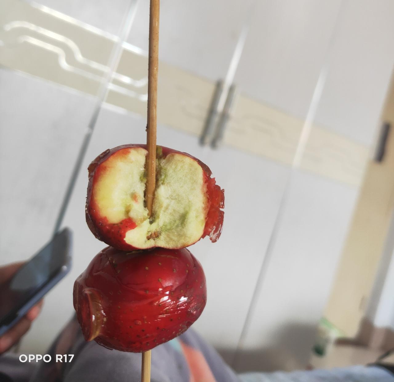 这么大一颗糖葫芦。一口下去，竟然没有一个核！