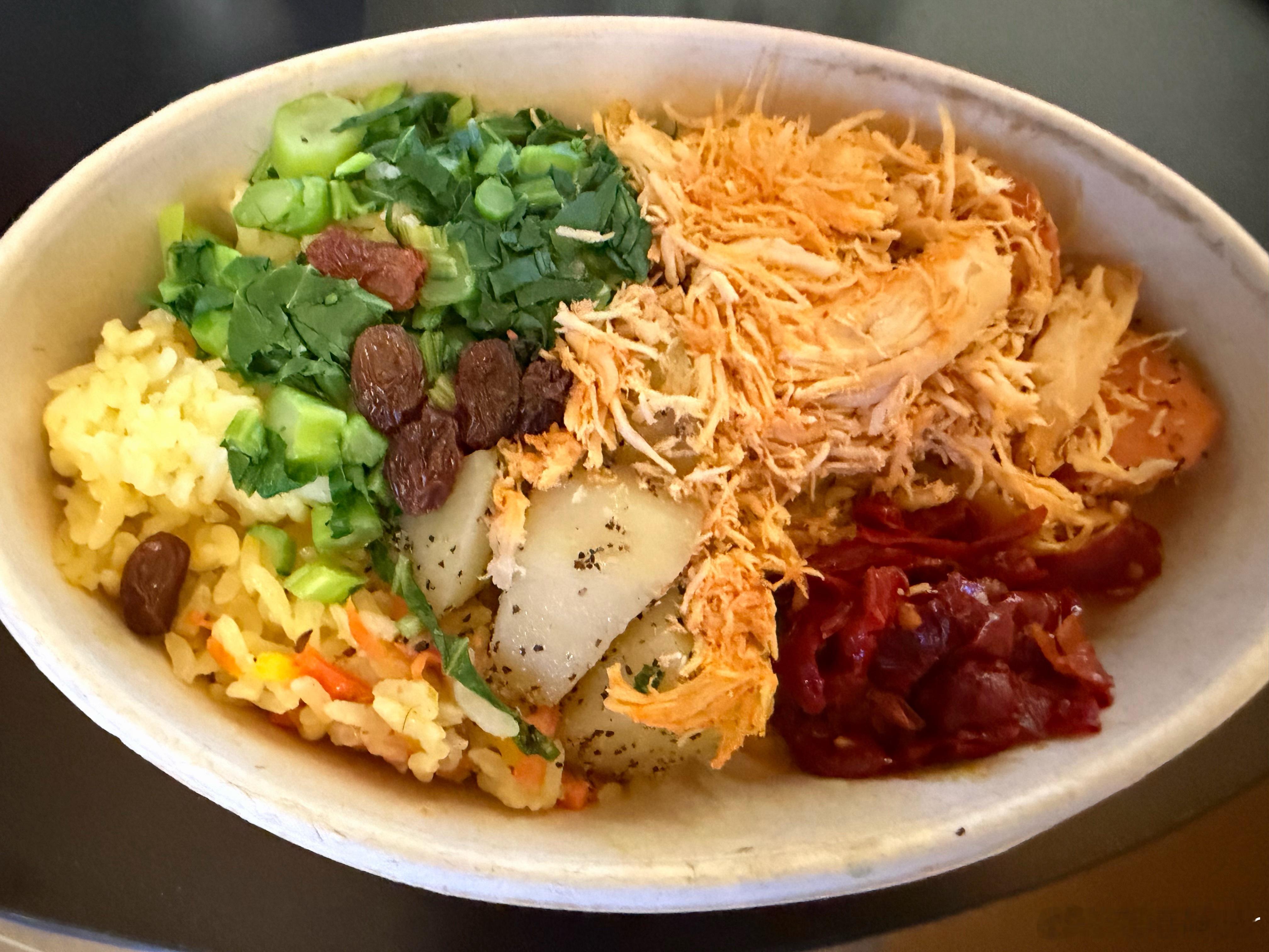 今天吃七鲜超市的辣皮子鸡丝手抓饭这属于是新疆菜系吧？微波炉热一下嘎嘎香