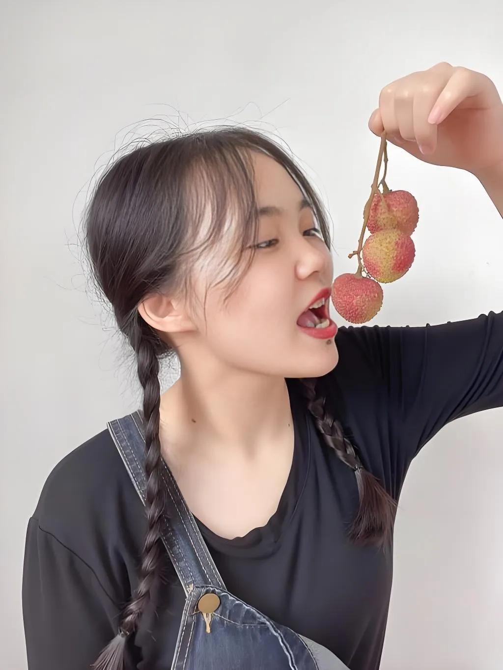 荔枝保存好方法，教你一招，放半年都鲜甜多汁哎哟，这夏天一热啊，水果摊上红彤彤的
