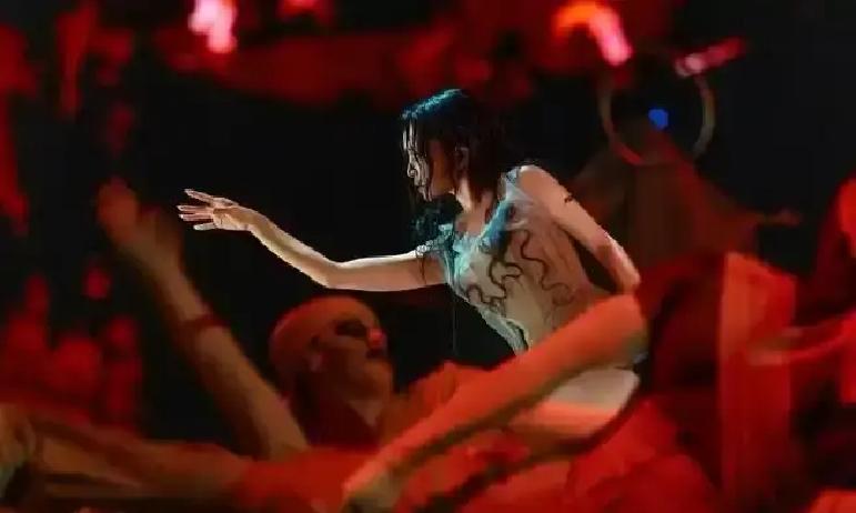 30米巨蛇睁眼那秒，全场倒吸凉气蔡依林刚站上蛇头，金属鳞片哗啦一响，前排小