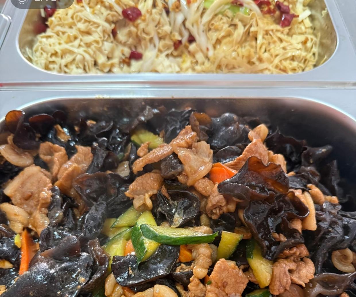 上月公司食堂招了个50多岁的大妈，一打菜就手抖，等大伙儿都吃完了，食堂的不锈钢菜