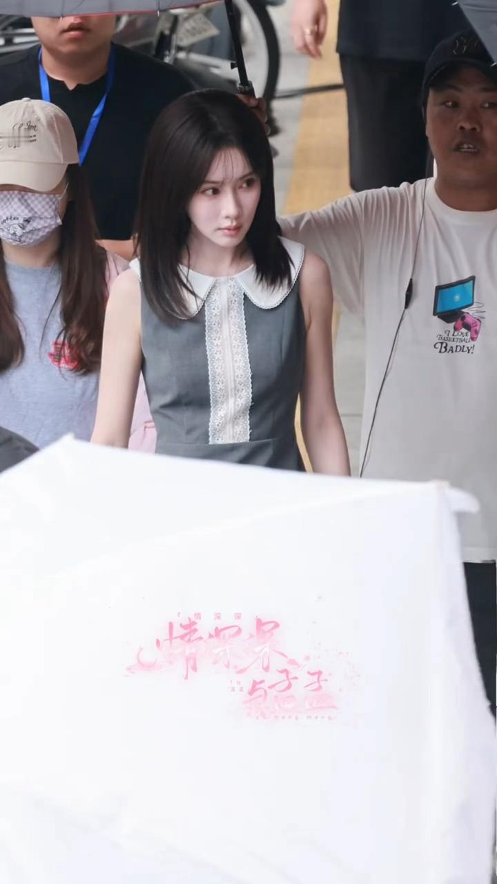 感觉是好久没见的刘海造型哎还是齐肩短发🤩🤩萌萌的完全是郝念幼年体！孟子义