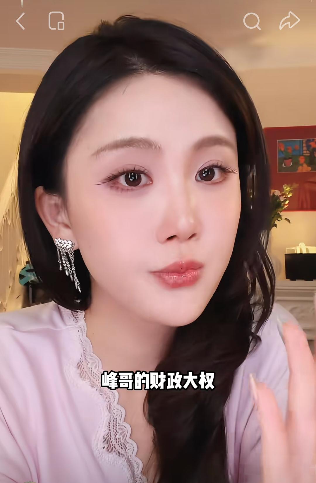 想啥呢，一个替代品生孩子的工具而已，说不好听的结婚证都不愿意跟你领，还想掌握财政