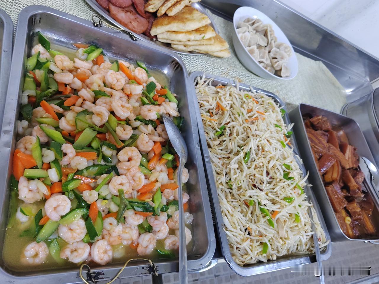 今天实在是有些累了，吃了晚餐，赶紧回房间休息一下，等会再回厨房准备明天的早餐吧！