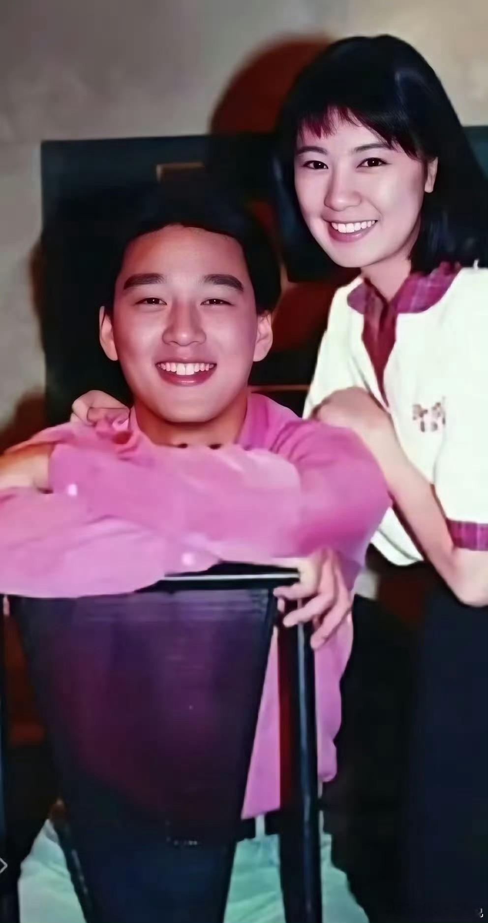 王耀庆与贾静雯35年后再次同框，35年的蜕变，由青涩走向成熟，16岁的贾静雯真的