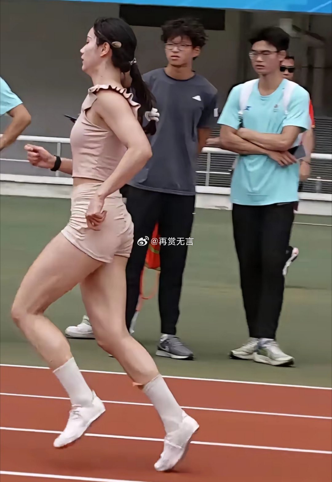 她要是学学吴艳妮，现在的名气，肯定是体育巨星级别的。