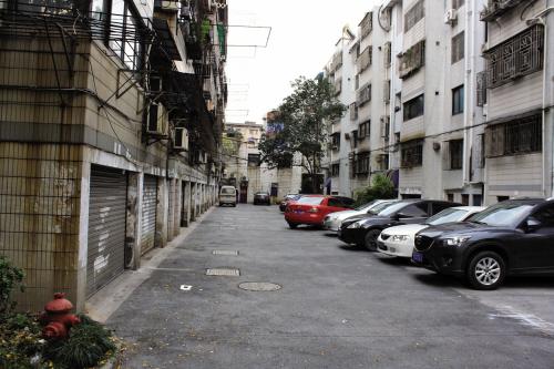 原拆原建可以从大学校园的老宿舍开启济南一所大学校园里的职工宿舍按建设时间分为