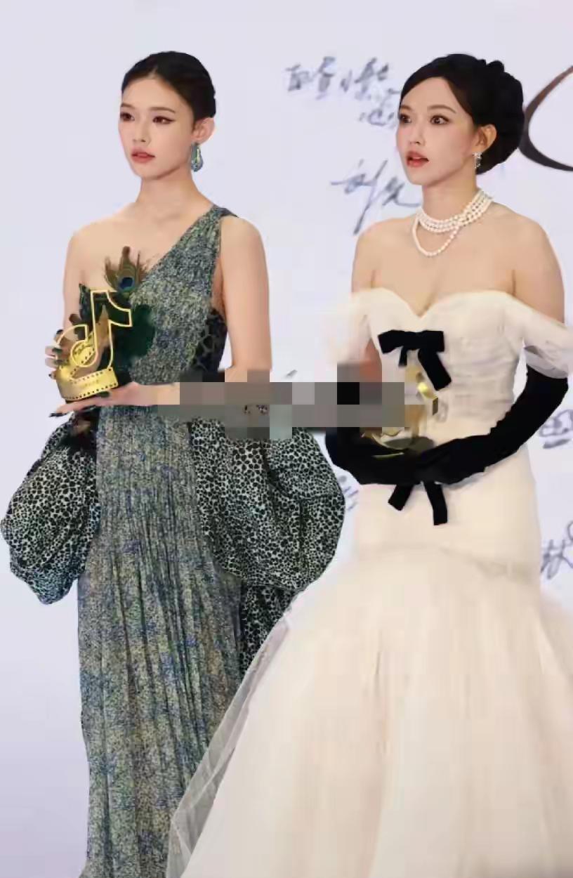 看了林允和程潇的照片就明白一个真理长得漂亮还不行，身材好也还不行，要加上体态