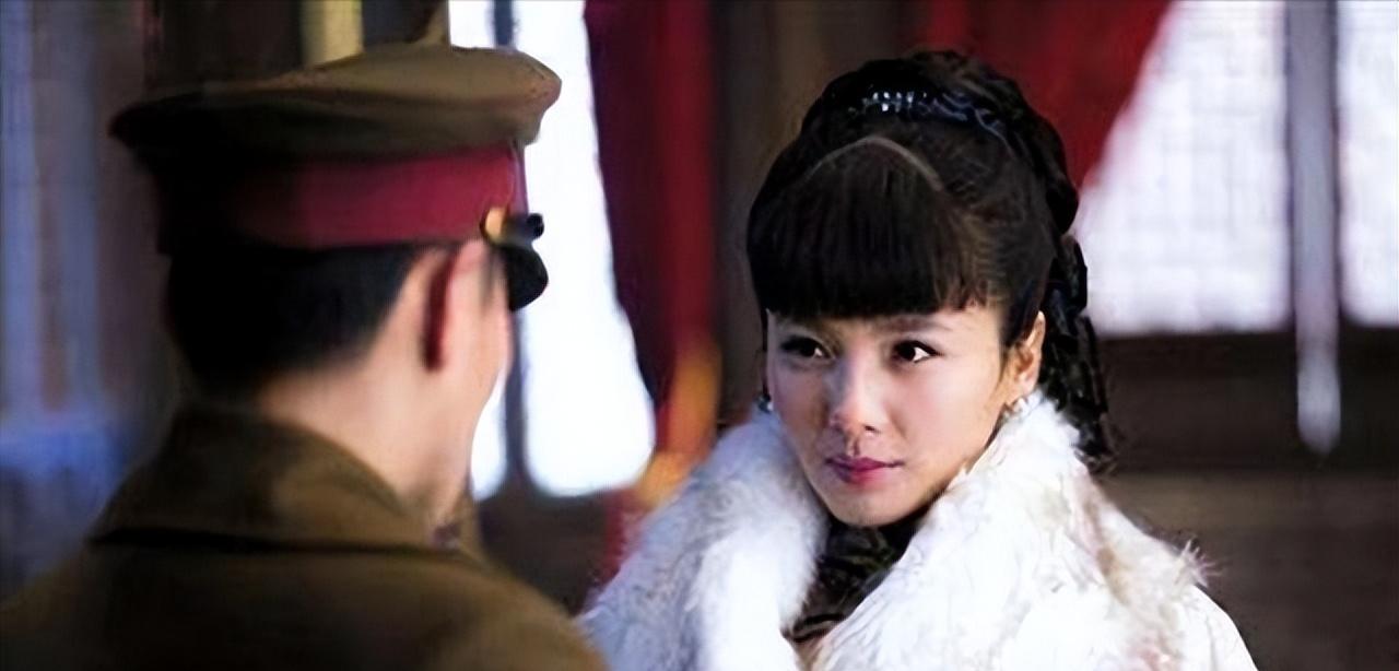 1938年，41岁戴笠借口加班，把秘书余淑衡，带到了卧房，戴笠递给她一杯咖啡：“