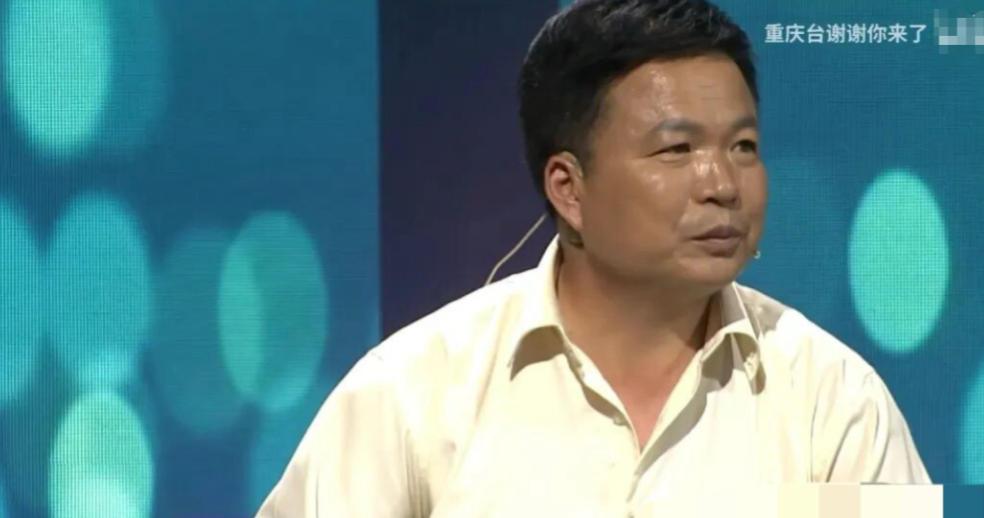 山东临沂一45岁男子，资助17岁贫困女孩上学，女孩毕业上门感谢，男子却红着眼说：