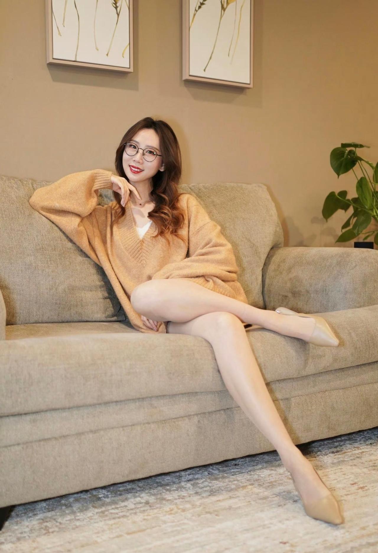 一件宽松V领毛衣搞定秋日宅家穿搭！燕麦色调温柔又显白，下衣失踪的穿法让双腿看起来