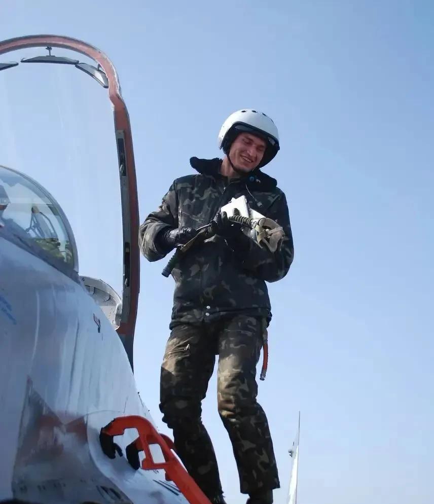 乌克兰F-16战机被击落，飞行员没有跳伞。乌克兰6月29日消息，乌克兰空军一架