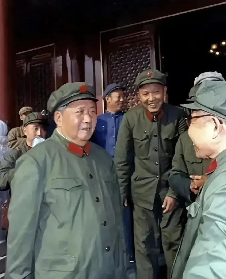 毛主席在天安门城楼，照片中毛主席穿着军装与另外一位穿着军装的将军在聊天，这个人就