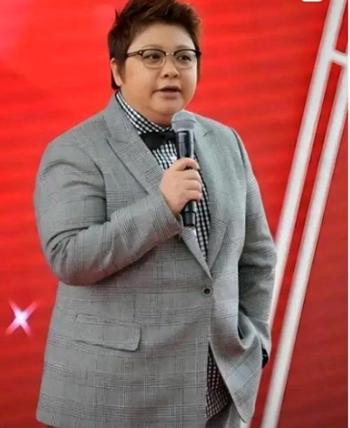 韩红在娱乐圈的人脉广，并不是因为她人品好，而是她通过认干亲，结拜的方式得到的。
