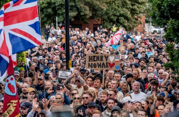 英国开始大游行了，导火索就是那个18岁白人大学生被印度裔锡克族人给5刀捅死，警察