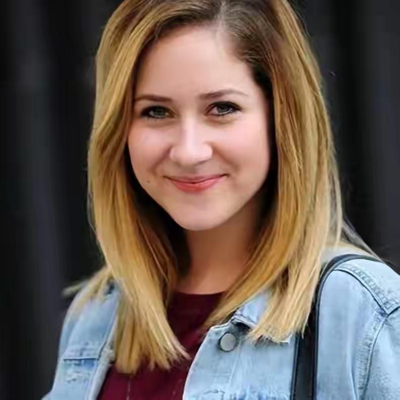 一个美国姑娘，去中国玩了7天。回来第一件事，是把手机里存的2000美元现金照片全