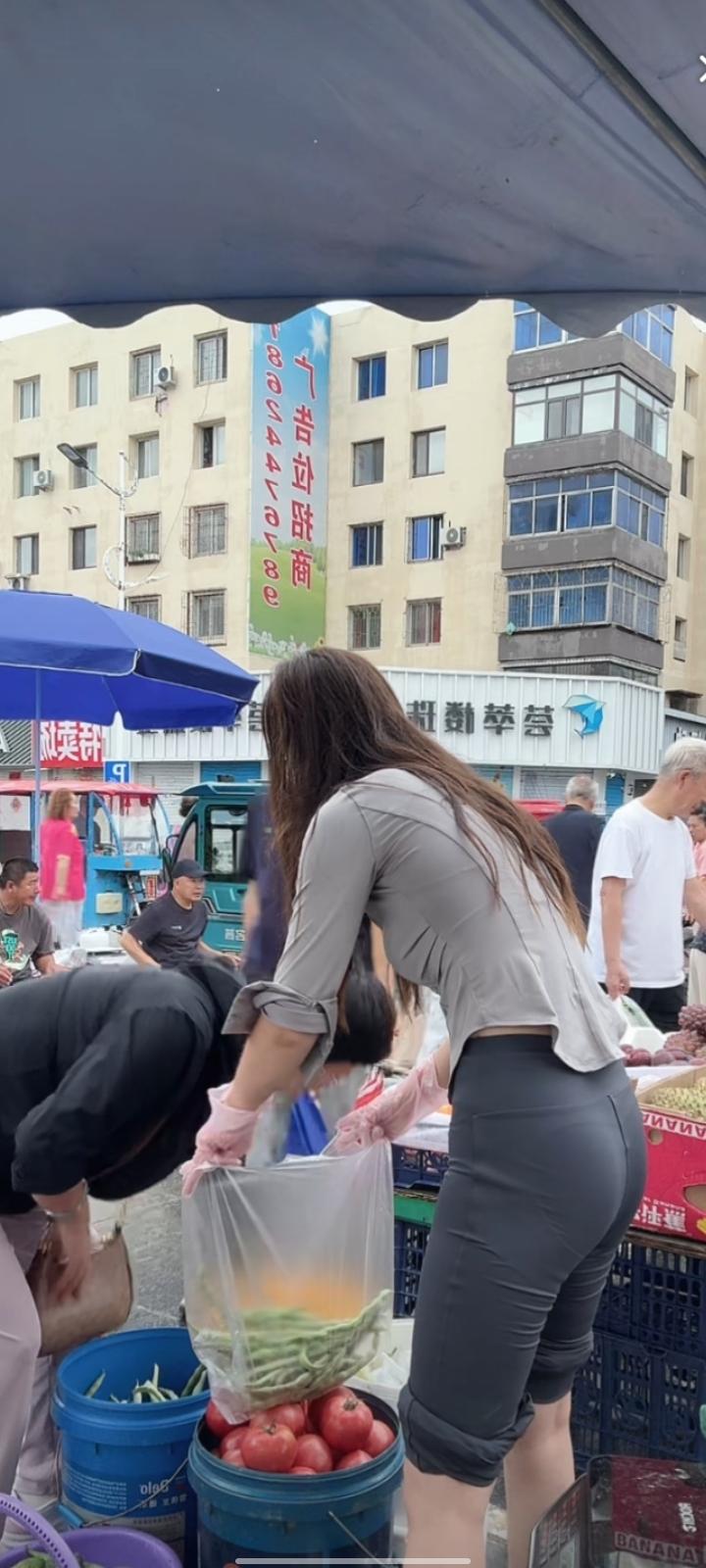 晚风微凉，月色如水。树影斑驳，一地银霜。人间灯火喧嚣，唯有月光温柔坦荡。不