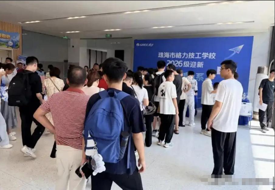 格力技校开学报到排起长队！学生家长用脚投票，学历真的没用了吗谁能想到，一所技工
