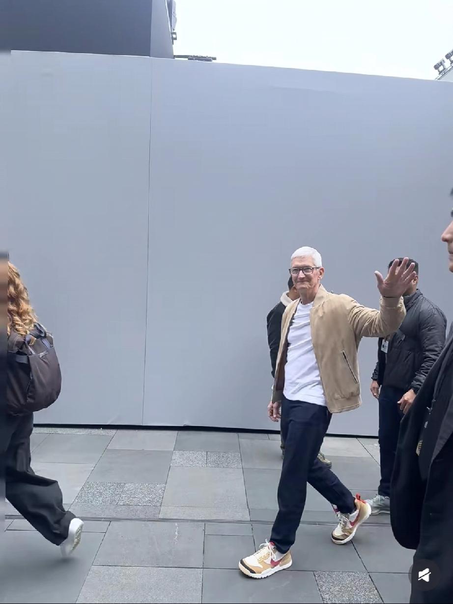 库克现身成都太古里，脚上的鞋子看似普通，实则老牛逼了，要将近8万块。3月18