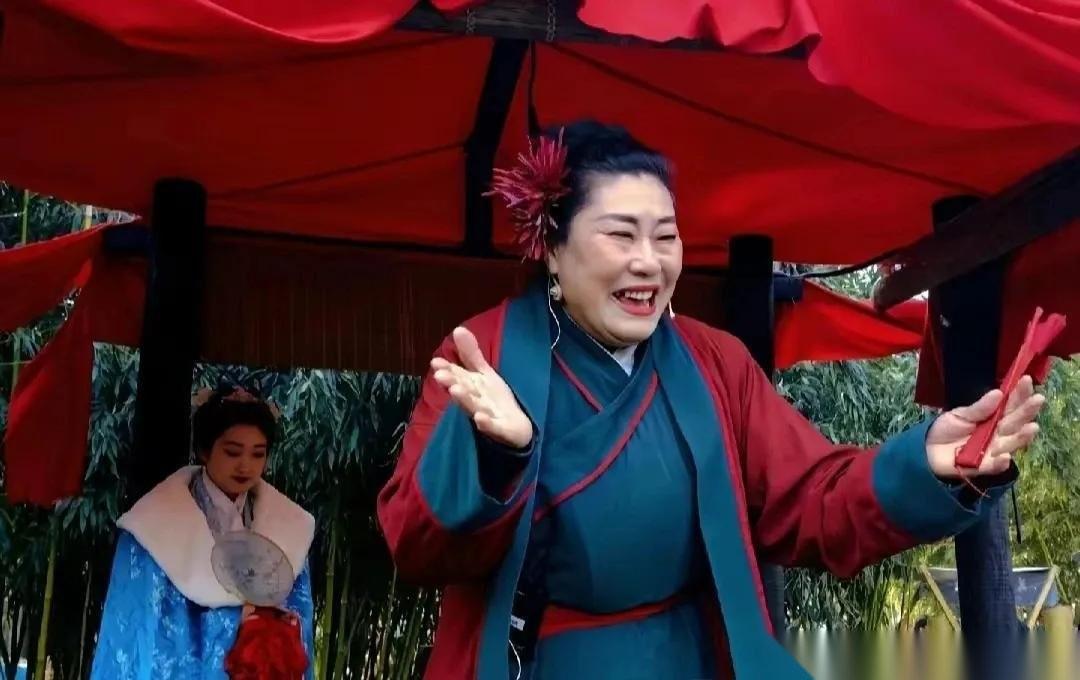 王婆竟然大有来头！河南王婆说媒大火！原本以为这个王婆就是个寻常的龙套大妈，谁知她