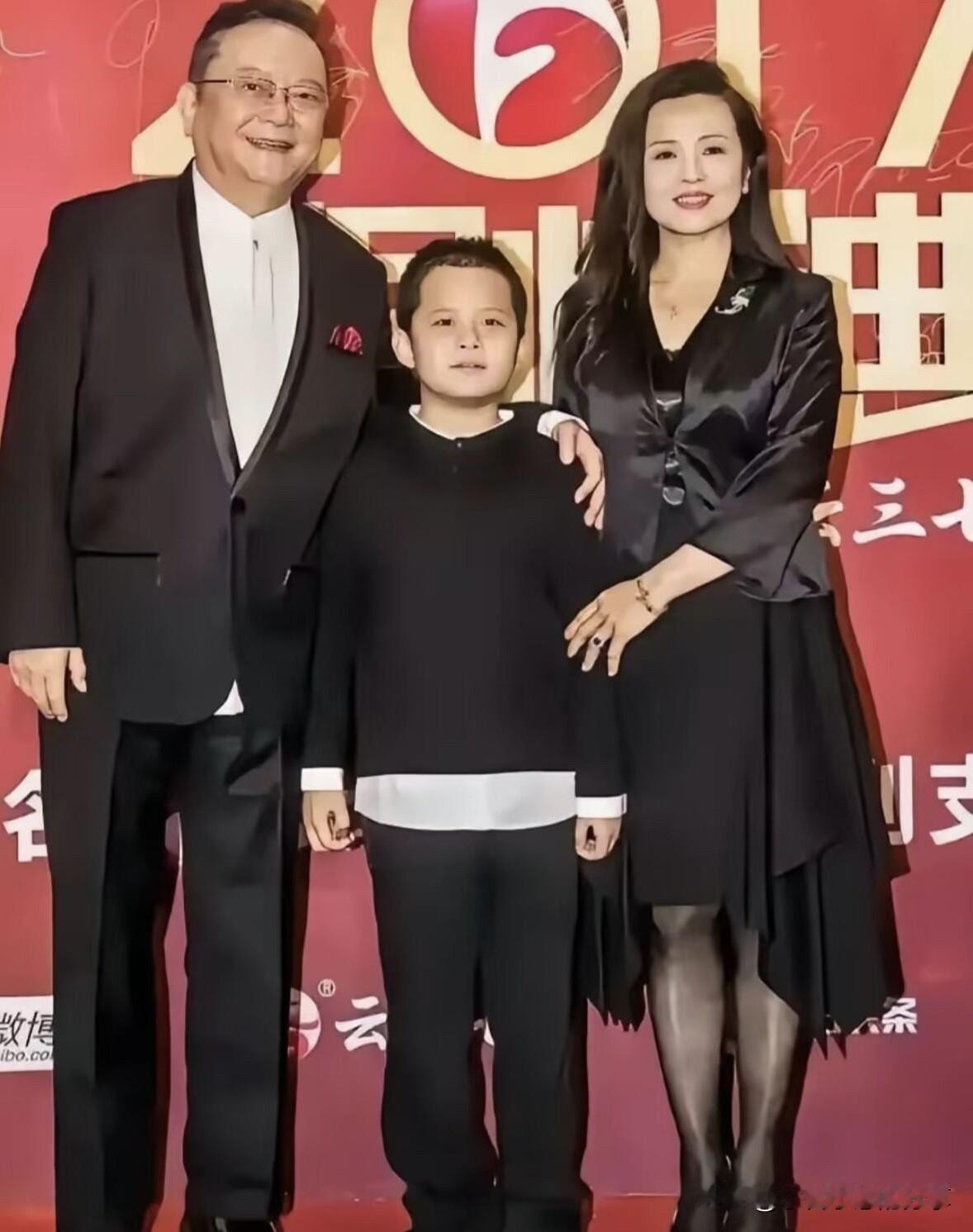 早年间演员王刚和老婆郑艳东、孩子的一张合影，妻子是方方的那脸，跟成方圆的脸型不一